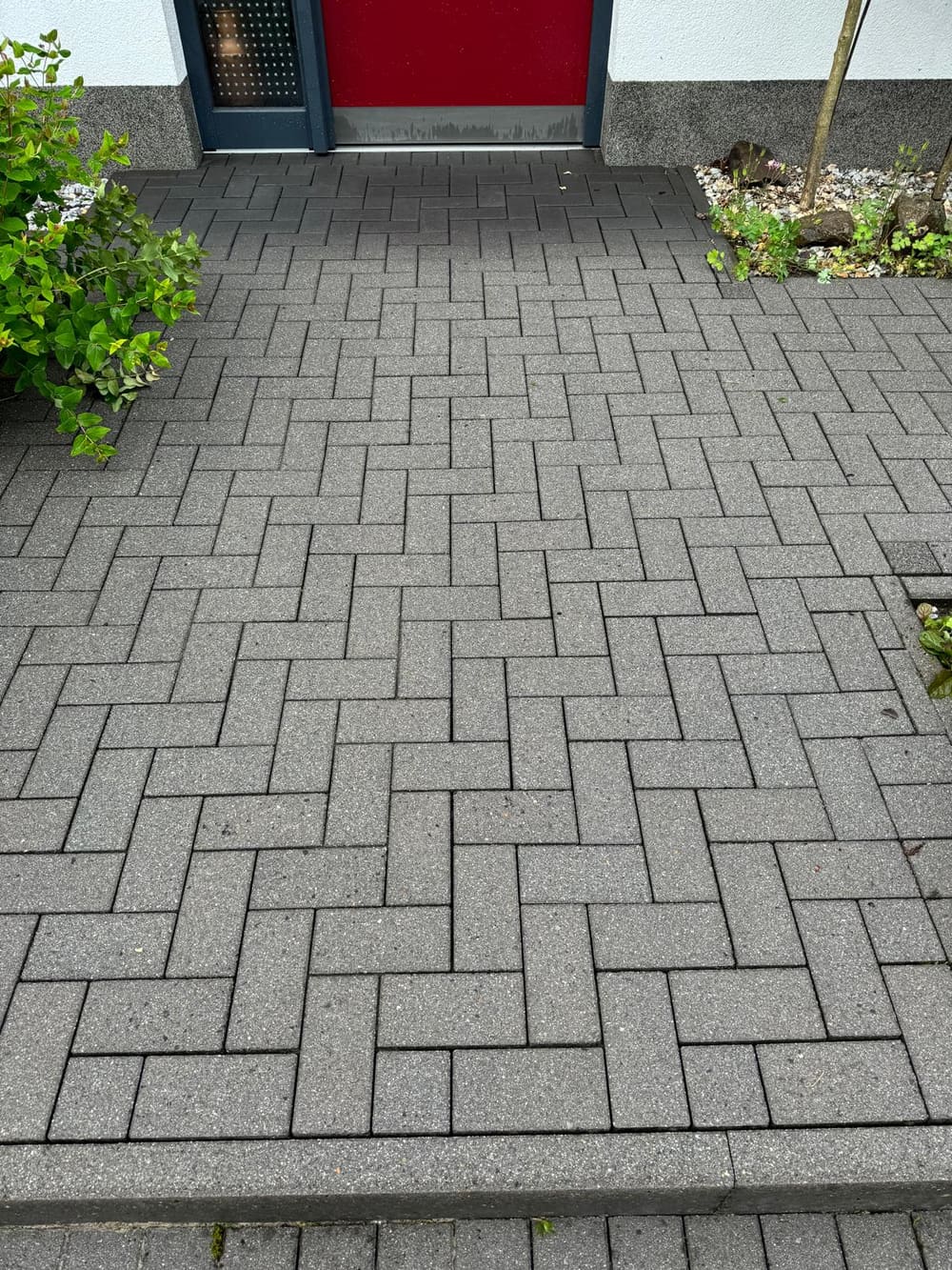 Gereinigte Hofeinfahrt mit Herringbone-Pflaster