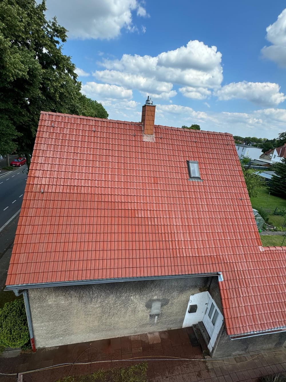 Sauberes rotes Ziegeldach nach der Reinigung