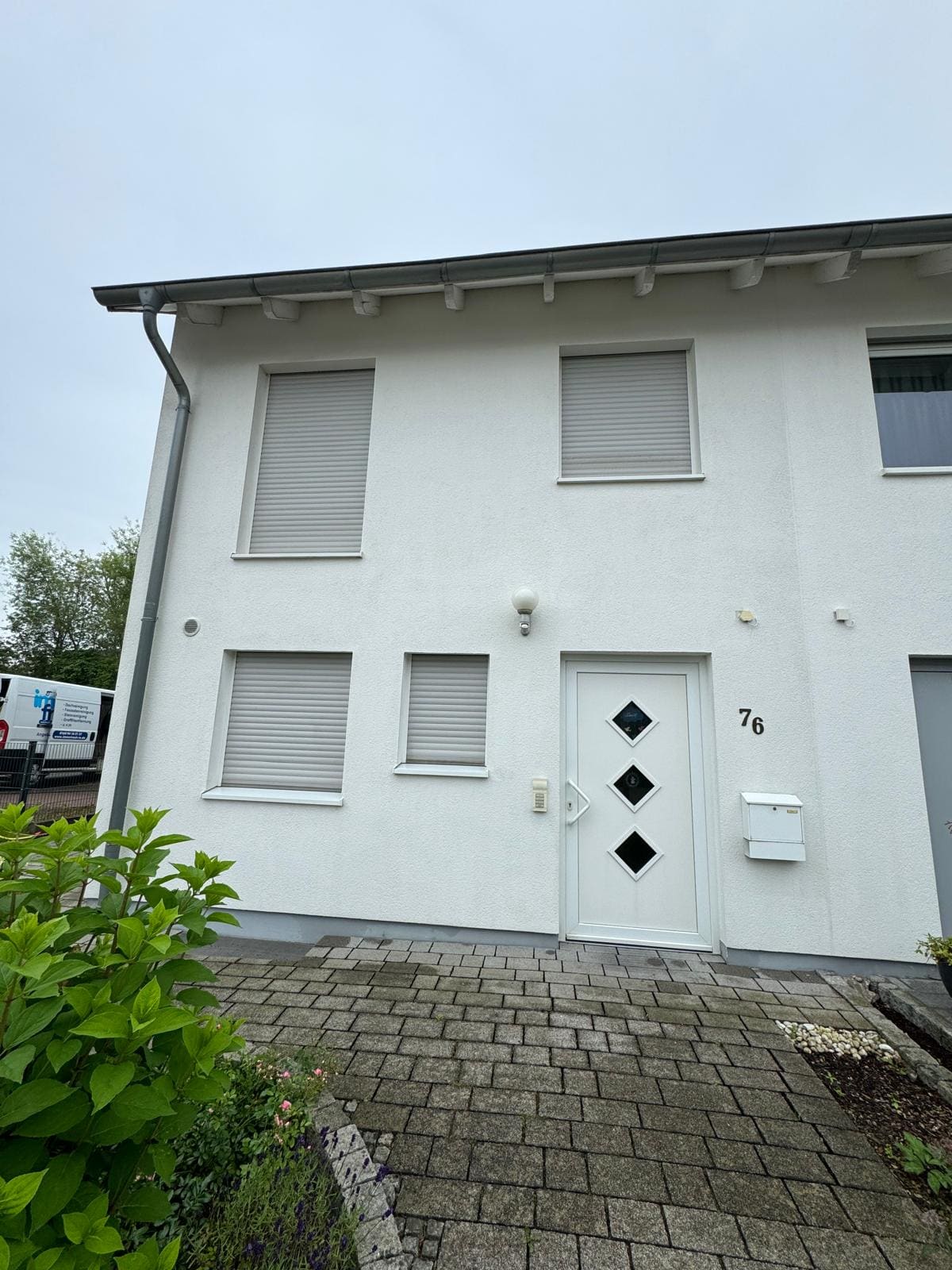 Hausfassade nach der Reinigung: makellos weiß