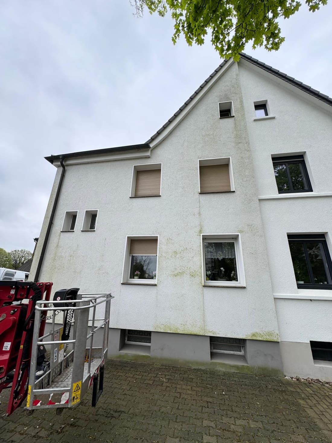 Hubarbeitsbühne bei der Fassadenreinigung an einem Wohnhaus